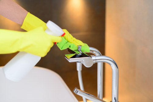 Kitchen and bathroom cleaning in a Kensington move in service